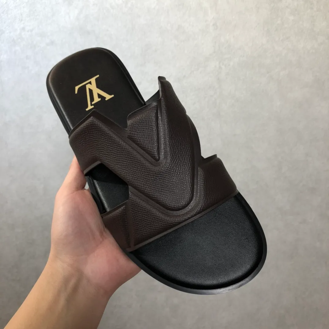 Factory price: 270💰LV counters are selling new brand luxury men's slippers, casual, loose and comfortable. The must-have model in the picture above [Happy][Happy], multiple colors available Size: 38-44, customized 45